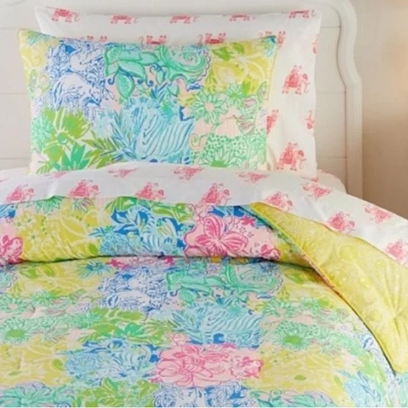 LILLY PULITZER Twin Comforter in Cheek to Cheek Floral Pattern with 1 Sham - Picture 2 of 6